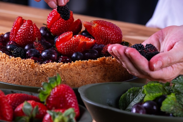 süßer Kuchen mit Keksteig und Butter und mit Marmelade und Beeren