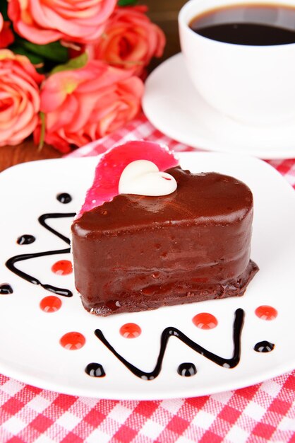 Süßer Kuchen mit Schokolade auf dem Teller auf dem Tisch
