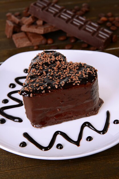 Süßer Kuchen mit Schokolade auf Teller auf Tischnahaufnahme