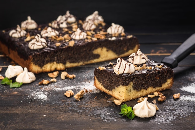 Süßer Kuchen mit Schokolade und Mohn