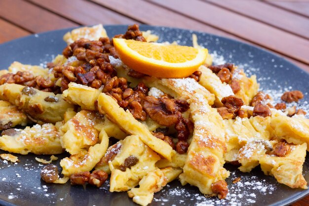 Süßer Kuchen mit Walnüssen, Rosinen, Puderzucker und Orangenscheibe obendrauf. Leckeres Dessert-Konzept