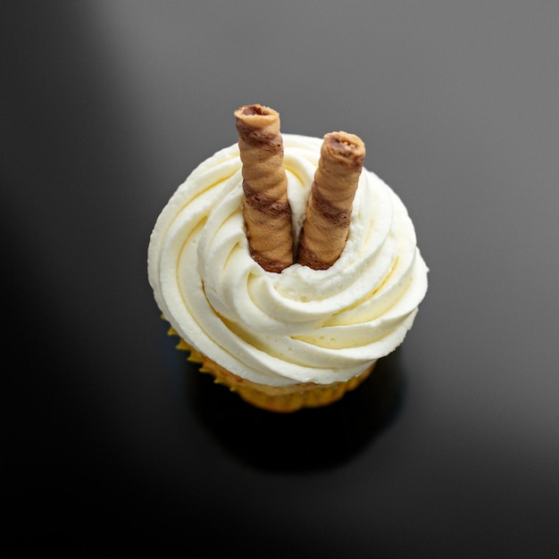 Süßer leckerer Cupcake mit Sahne- und Waffelröllchen Blick von oben Das Konzept der Lebensmittel-Desserts Urlaub