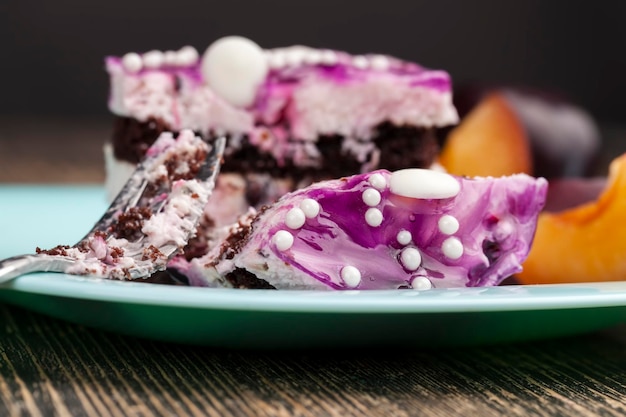 Süßer lila Schichtkuchen mit dem Geschmack von Heidelbeeren