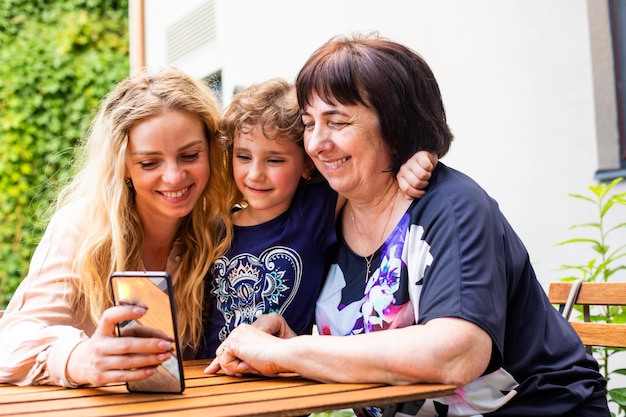 Süßer Moment verbrachte zusammen Konzept Drei Generationen von Frauen zusammen