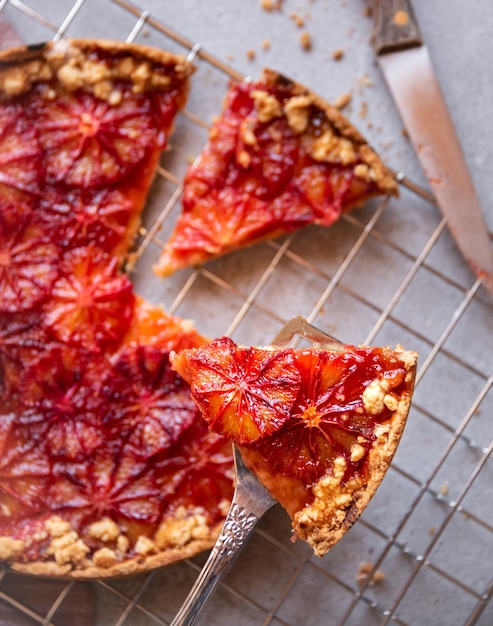 Süßer Obstkuchen, köstliches gebackenes Dessert mit Orangen