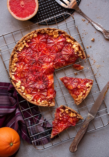 Süßer Obstkuchen, köstliches gebackenes Dessert mit Orangen