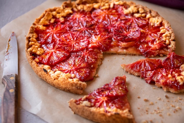 Süßer Obstkuchen, köstliches gebackenes Dessert mit Orangen