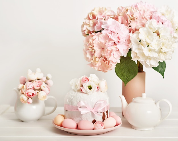 Süßer Osterkuchen mit Blumen und Eiern