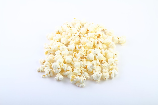 Foto süßer popcorn auf weißem hintergrund