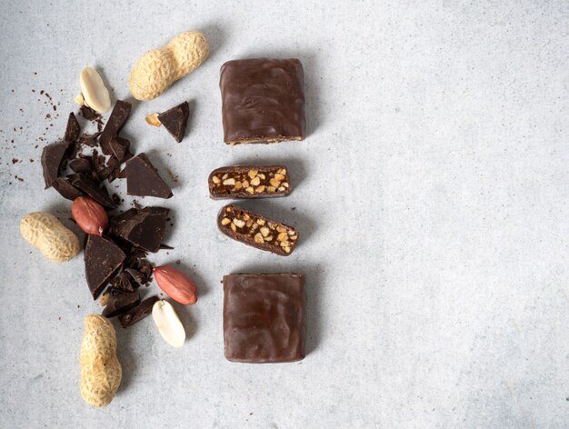 Süßer Proteinriegel mit Nüssen auf hellem Hintergrund. Dessert und Zucker