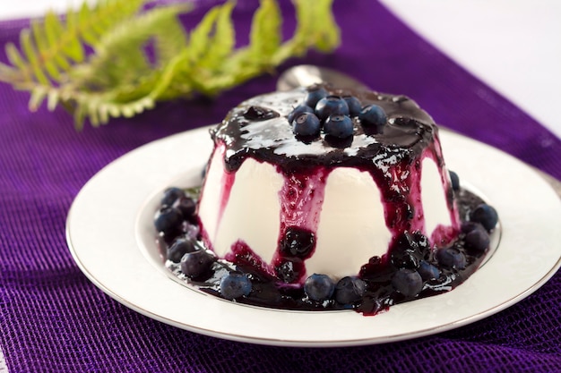 Süßer Pudding mit Blaubeerkonfitüre