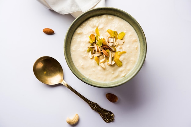 Süßer Rabdi oder Lachha Rabri oder Basundi, hergestellt aus reiner Milch, garniert mit Trockenfrüchten. Serviert in einer Schüssel über stimmungsvollem Hintergrund. Selektiver Fokus