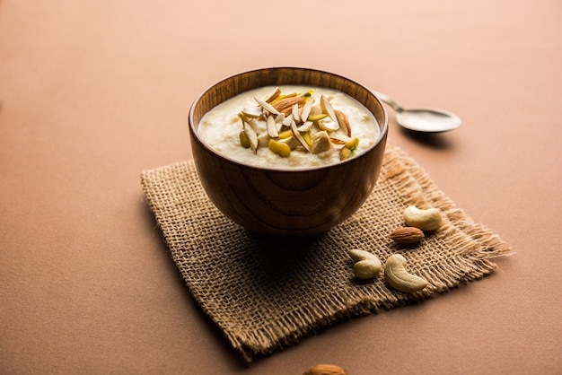 Süßer Rabdi oder Lachha Rabri oder Basundi, hergestellt aus reiner Milch, garniert mit Trockenfrüchten. Serviert in einer Schüssel über stimmungsvollem Hintergrund. Selektiver Fokus