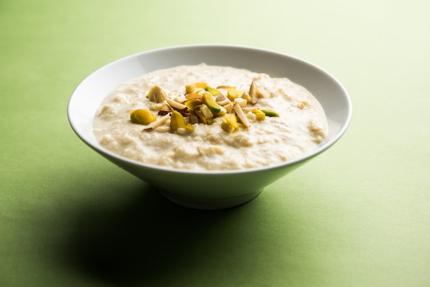 Süßer Rabdi oder Lachha Rabri oder Basundi, hergestellt aus reiner Milch, garniert mit Trockenfrüchten. Serviert in einer Schüssel über stimmungsvollem Hintergrund. Selektiver Fokus