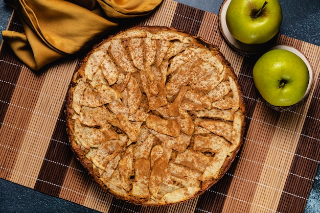 Süßer selbst gemachter Apfelkuchen mit Zimt. Ansicht von oben