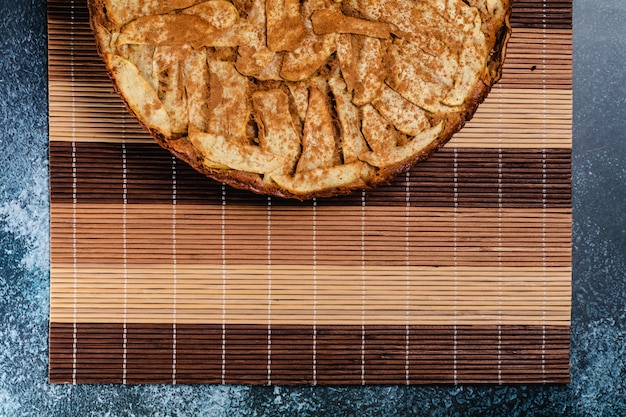 Süßer selbst gemachter Apfelkuchen mit Zimt