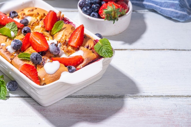 Süßer Sommerbeeren-Cobbler-Kuchen