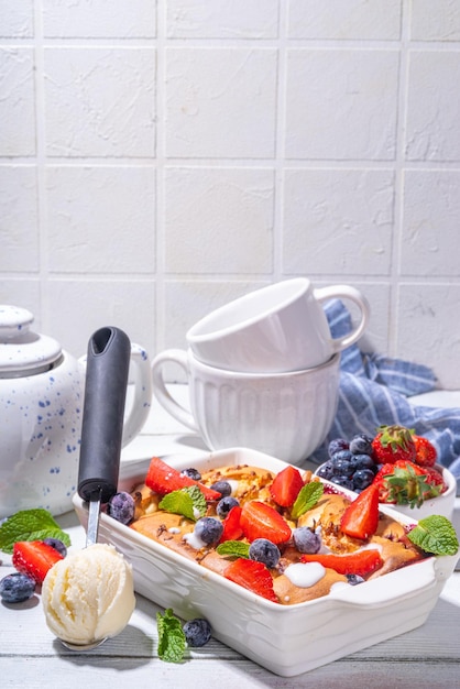 Süßer Sommerbeeren-Cobbler-Kuchen