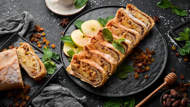 Süßer Strudel mit Äpfeln und Trockenfrüchten Draufsicht freier Kopierraum