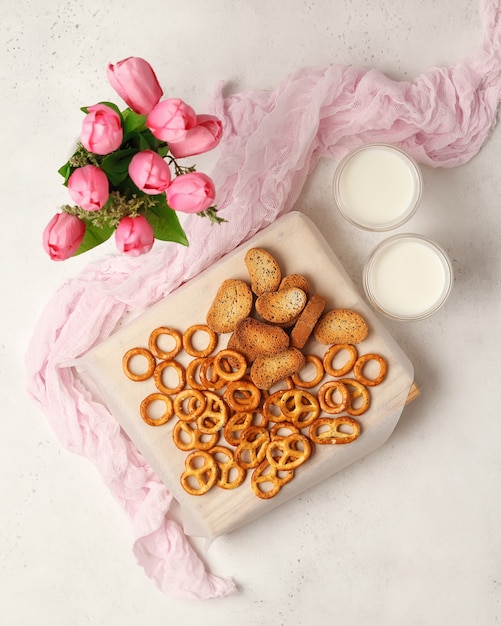 Süßer Tee und Kaffee. Kekse, Brezeln, Cracker, Bagels. Süße Freuden zum Tee