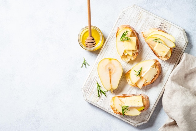 Süßer Toast mit Birnenkäse und Honig, gesunder Snack oder Frühstück, Draufsicht mit Kopierraum