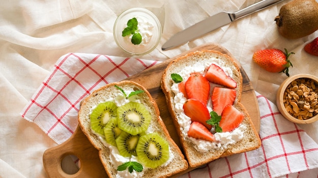 Süßer Toast mit frischen Früchten Strawberry Toast und Kiwi Toast auf Holzplatte Gesundes Frühstück