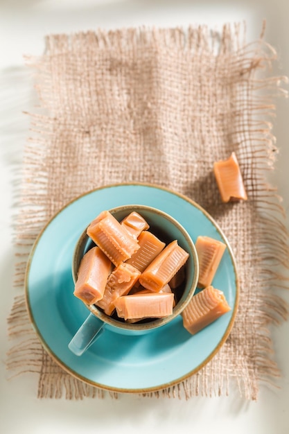 Süßer Toffee-Kuchen mit Fudge-Riegeln auf blauem Porzellan