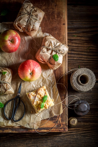 Süßer und hausgemachter Apfelkuchen zum Mitnehmen aus Früchten