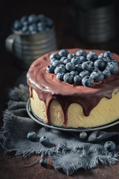 Süßer und heißer leckerer Käsekuchen mit Blaubeeren und Schokoladenglasur