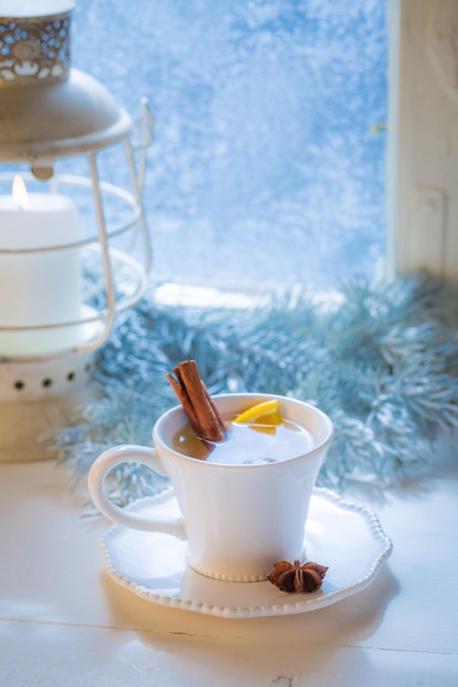 Süßer und heißer Tee mit Orange und Zimt zu Weihnachten