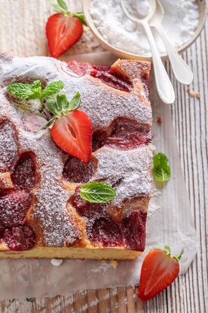 Süßer und leckerer Erdbeerkuchen mit Puderzucker und Beeren