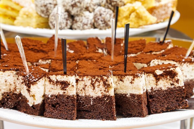 Süßer zarter Schokoladenkuchen mit Quarkcreme