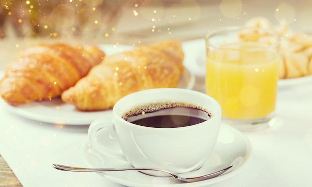 Foto süßes appetitliches französisches frühstück leckerer braten oder gekochtes essen auf holztisch
