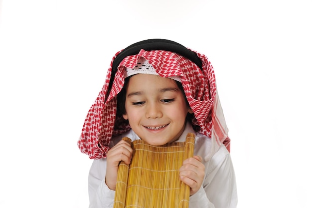 Süßes arabisches kleines Kind