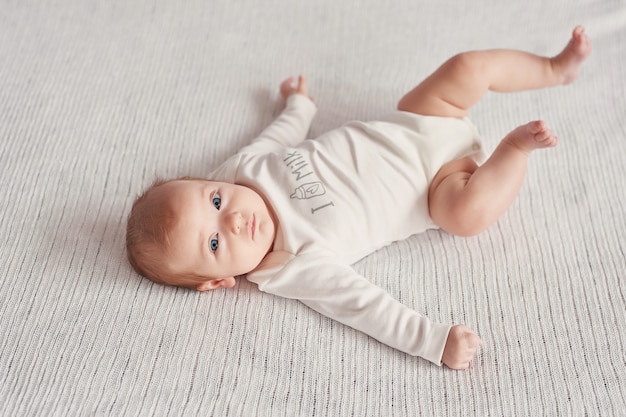 süßes Baby 3 Monate auf hellem Hintergrund