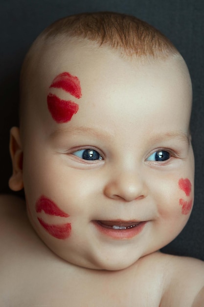 süßes baby in drucken von rotem lippenstift