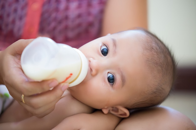 süßes Baby in einem Kranz