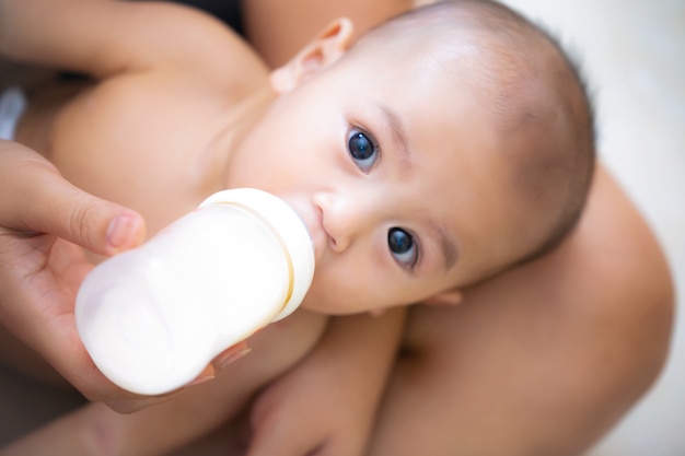 Foto süßes baby in einem kranz