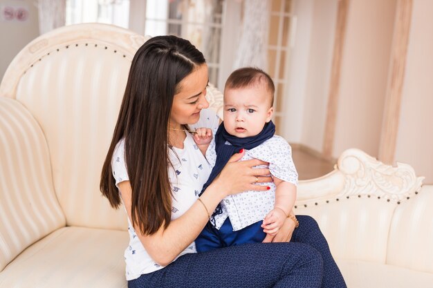 Süßes Baby, Nahaufnahmeporträt eines entzückenden Kindes, süßes Kleinkind mit blauen Augen, gesunde Kindheit, perfekter kaukasischer Säugling, schönes Kind, Unschuldskonzept