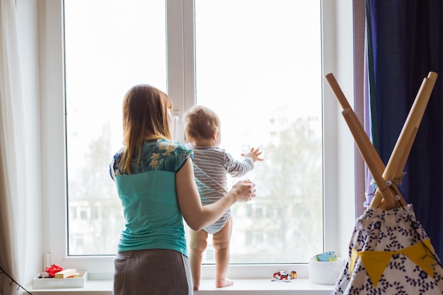 Süßes Baby schaut ins Fenster