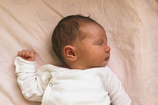 Süßes Baby schläft im Bett