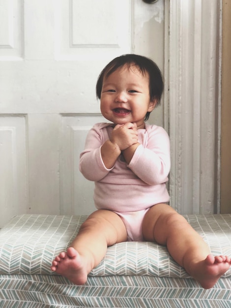 Süßes Baby sitzt zu Hause
