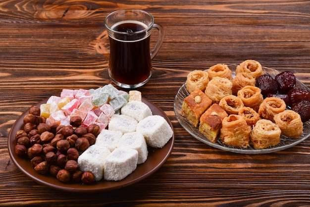 Süßes Baklava und Nüsse auf Teller mit türkischem Kaffeegenuss