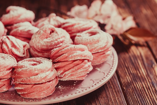 Süßes Beerendessert Marshmallow auf dem rosa Teller