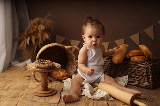 süßes blondes kind in einem kochkostüm glückliches baby das kind schaut in den rahmen