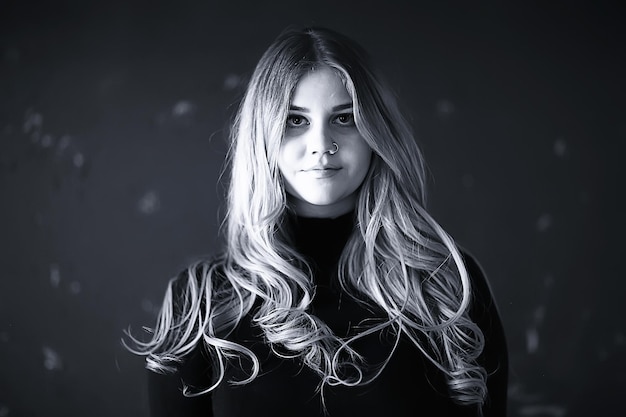 süßes blondes Pulloverporträt / Winterlook, Porträt eines schönen Modells mit langen Haaren in der kalten Jahreszeit