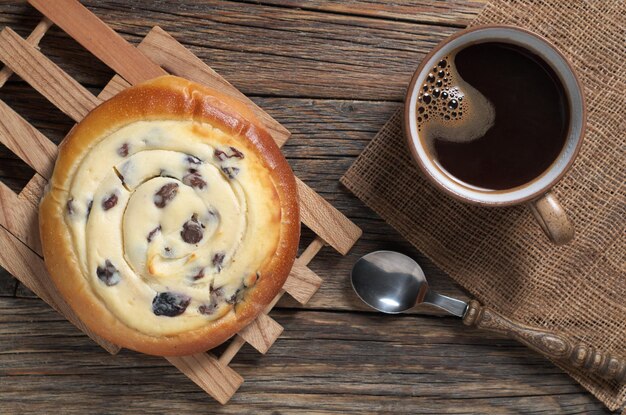 Süßes Brötchen mit Hüttenkäse und Kaffee