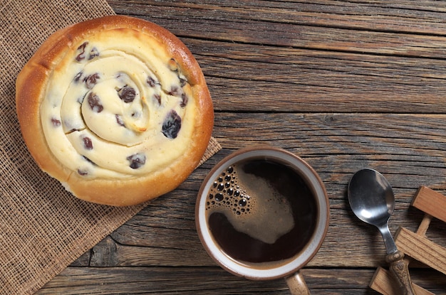 Süßes Brötchen mit Hüttenkäse und Kaffee