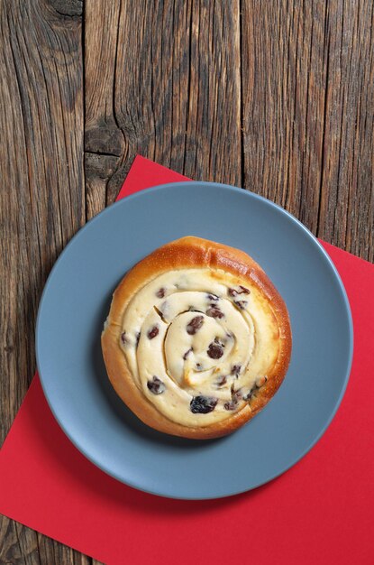 Süßes Brötchen mit Hüttenkäse und Rosinen