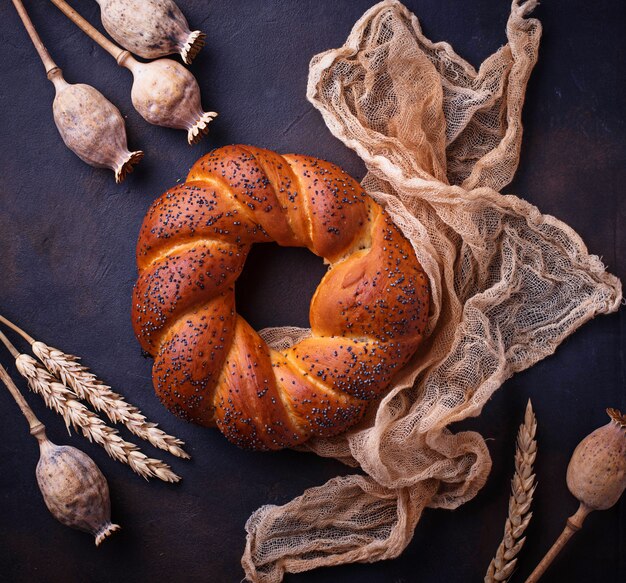 Süßes Brötchen mit Mohn.